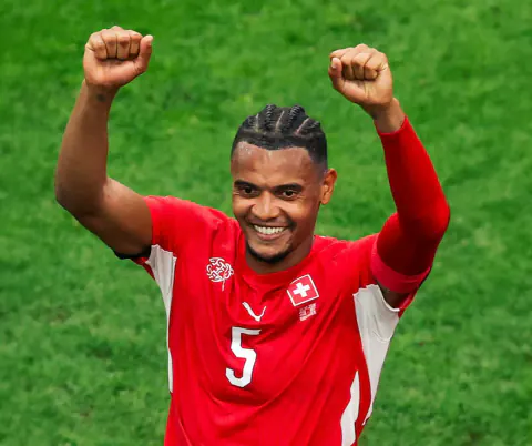 Manchester City'nin Yıldızı Manuel Akanji'nin Bilinmeyen Aile Hikayesi