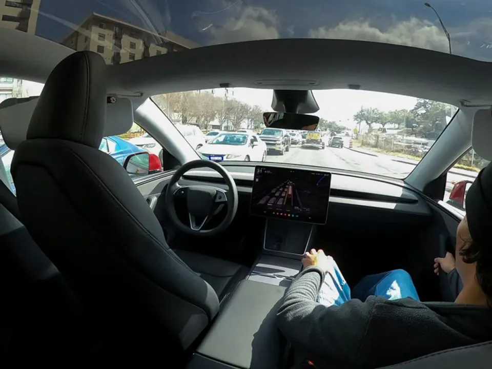 Tesla Robotaksi Hizmetini Miami'ye Taşıdı: Otonom Sürüş Yayılıyor görseli