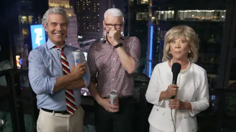 Cheri Oteri'den Barbara Walters Performansı: Bağımsızlık Günü'ne Özel Şov