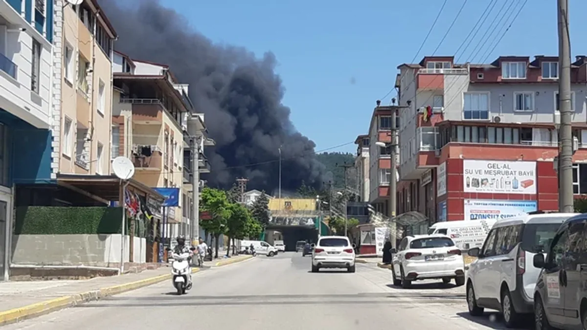 Kocaeli Körfez'de Ambalaj Fabrikası Yangını: 1 İşçi Hayatını Kaybetti Kocaeli Körfez'de Ambalaj Fabrikası Yangını: 1 İşçi Hayatını Kaybetti