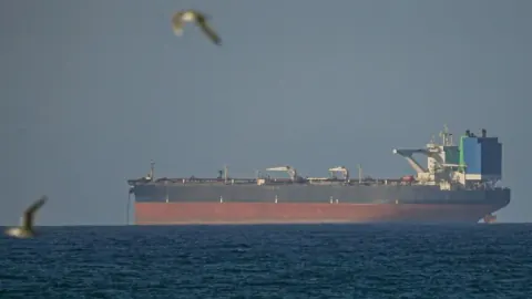 Hürmüz Boğazı'nda Kritik Manevra: Petrol Tankerleri Rotayı Değiştiriyor