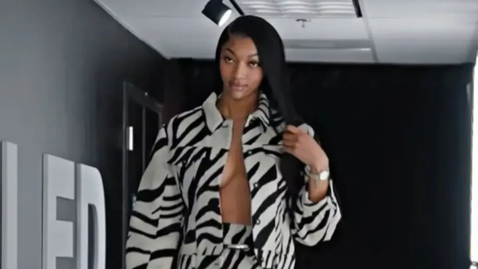 Angel Reese Tarih Yazıyor: Victoria's Secret Podyumuna Çıkan İlk Sporcu Oldu görseli