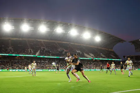 Los Angeles'ta Korku Dolu Anlar: BMO Stadyumu'nda Havai Fişekler Seyircilere Yöneldi