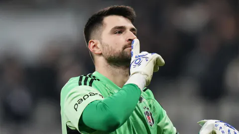 Beşiktaş'ın eski kalecisi Ersin Destanoğlu İngiltere yolunda: Hull City ile anlaştı Beşiktaş'ın eski kalecisi Ersin Destanoğlu İngiltere yolunda: Hull City ile anlaştı
