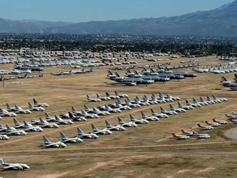 The Boneyard: Arizona Çölü'ndeki Dev Askeri Uçak Mezarlığı görseli