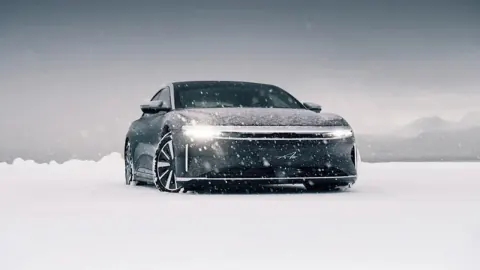 Elektrikli Otomobil Dünyasında 2026 Dönümü: Yeni Menzil ve AI Standartları