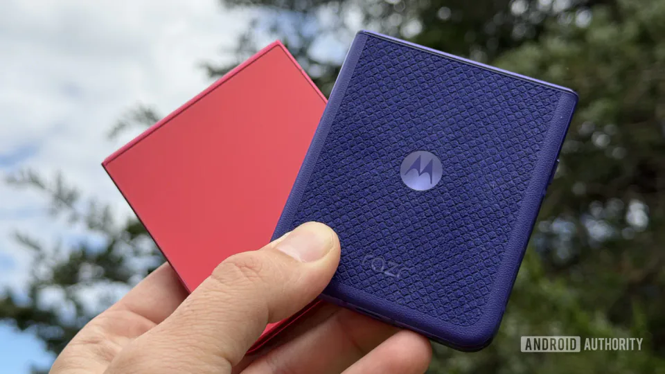 Katlanabilir Telefonlarda Isınma Sorunu Sürüyor: Motorola Razr Ultra Test Edildi görseli
