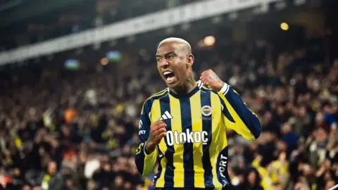 Fenerbahçe'de Talisca Şoku: Hull City Teklifi ve Ayrılık İhtimali