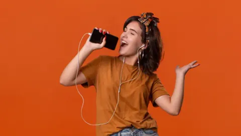Kablolu Kulaklıklar Yeniden Trend Oldu: Genç Kuşak Neden Tercih Ediyor?