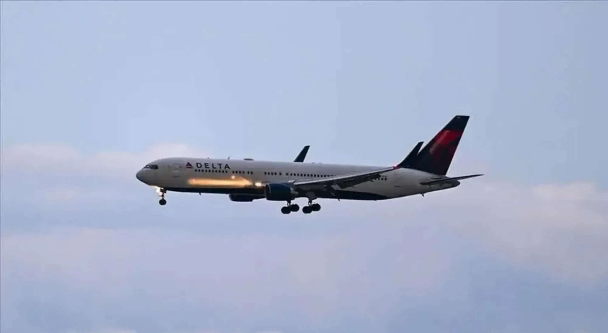 Chicago'da Korkutan Anlar: Delta Havayolları Uçağına Havai Fişek İsabet Etti Chicago'da Korkutan Anlar: Delta Havayolları Uçağına Havai Fişek İsabet Etti