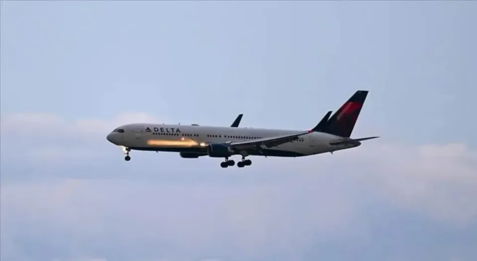 Chicago'da Korkutan Anlar: Delta Havayolları Uçağına Havai Fişek İsabet Etti görseli