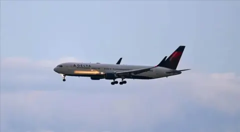 Chicago'da Korkutan Anlar: Delta Havayolları Uçağına Havai Fişek İsabet Etti