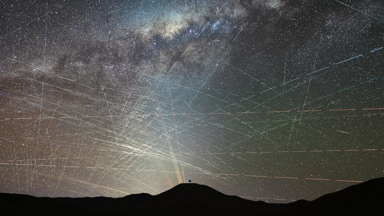 Dünya'nın Gökyüzü Kararıyor: 100 Bin Uydu Astronomiyi Bitirebilir Dünya'nın Gökyüzü Kararıyor: 100 Bin Uydu Astronomiyi Bitirebilir