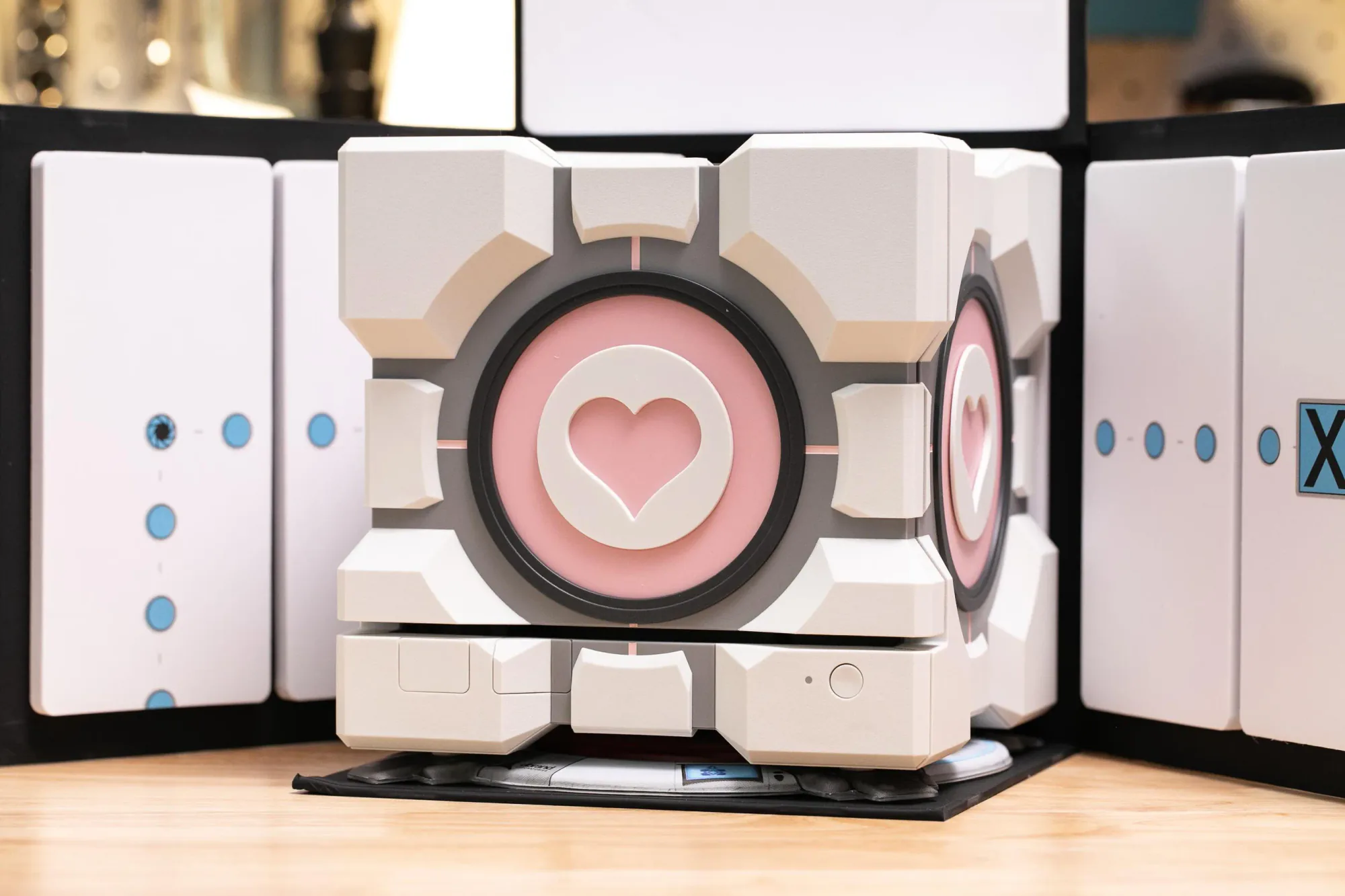 Dbrand'den Portal Şoku: Valve Müdahalesiyle Companion Cube Üretimi Durduruldu Dbrand'den Portal Şoku: Valve Müdahalesiyle Companion Cube Üretimi Durduruldu