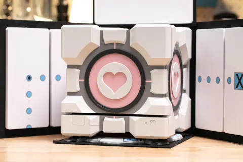 Dbrand'den Portal Şoku: Valve Müdahalesiyle Companion Cube Üretimi Durduruldu