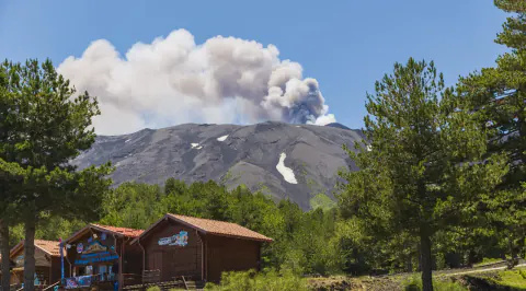 Etna Yanardağı Patladı: Catania Havalimanı'nda Uçuşlar Durduruldu