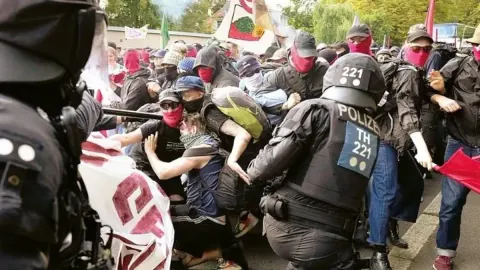 Almanya'da AfD Kongresinde Kaos: Weidel ve Chrupalla Yeniden Seçildi
