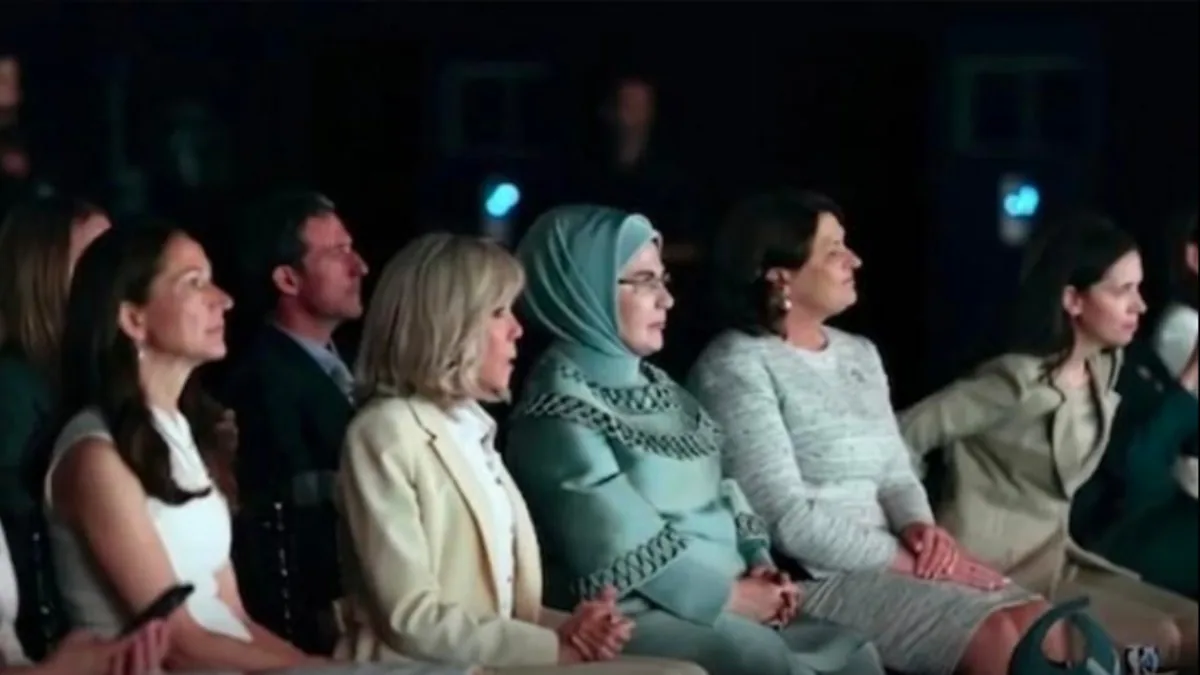NATO Zirvesi'nde First Lady'lere Ajda Pekkan ve Özgür Masur Sürprizi NATO Zirvesi'nde First Lady'lere Ajda Pekkan ve Özgür Masur Sürprizi