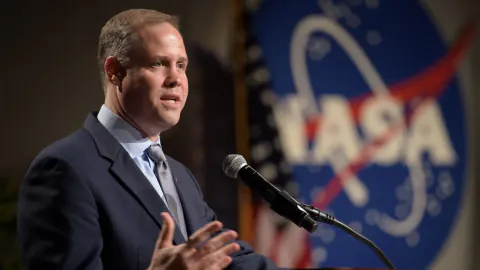 Eski NASA Başkanı'ndan Artemis Uyarısı: Ay Planları Risk Altında mı?