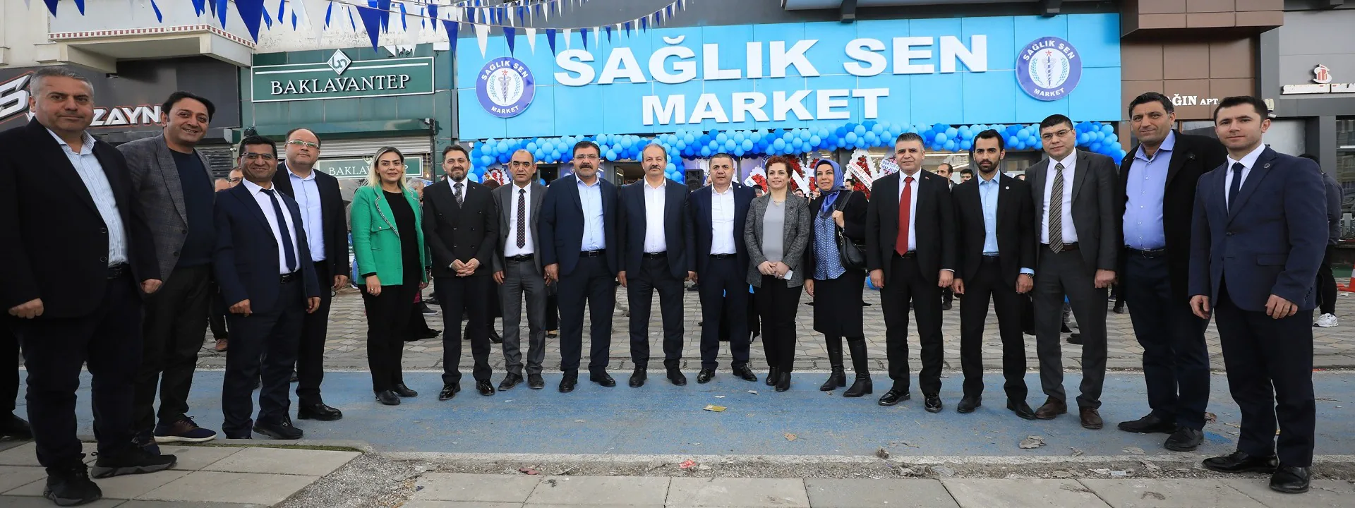 Gaziantep'te Dev Market Geri Dönüşüyle Hareketlilik Yarattı Gaziantep'te Dev Market Geri Dönüşüyle Hareketlilik Yarattı