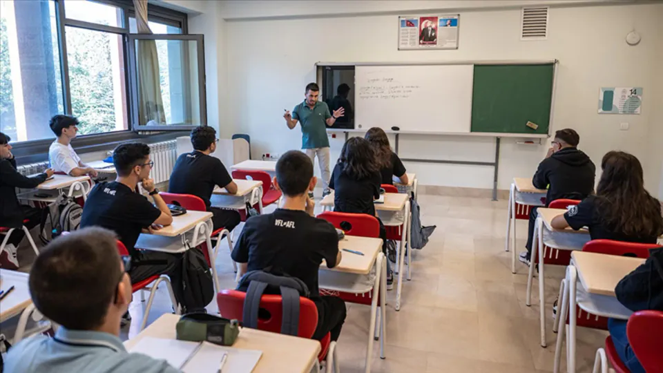 MEB Öğretmen ve Yöneticilerin Ek Ders Saatleri Değişti: Resmi Gazete'de Yayımlandı görseli
