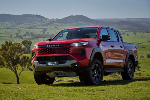Toyota'nın Yeni Sedan Stratejisi: Yenilenen Avalon ve Hidrojenli Hilux
