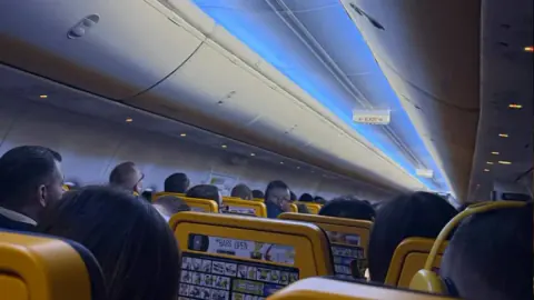 Ryanair Uçuşunda Dehşet Anları: Pencere Yerinden Çıktı, Yolcu Son Anda Kurtarıldı